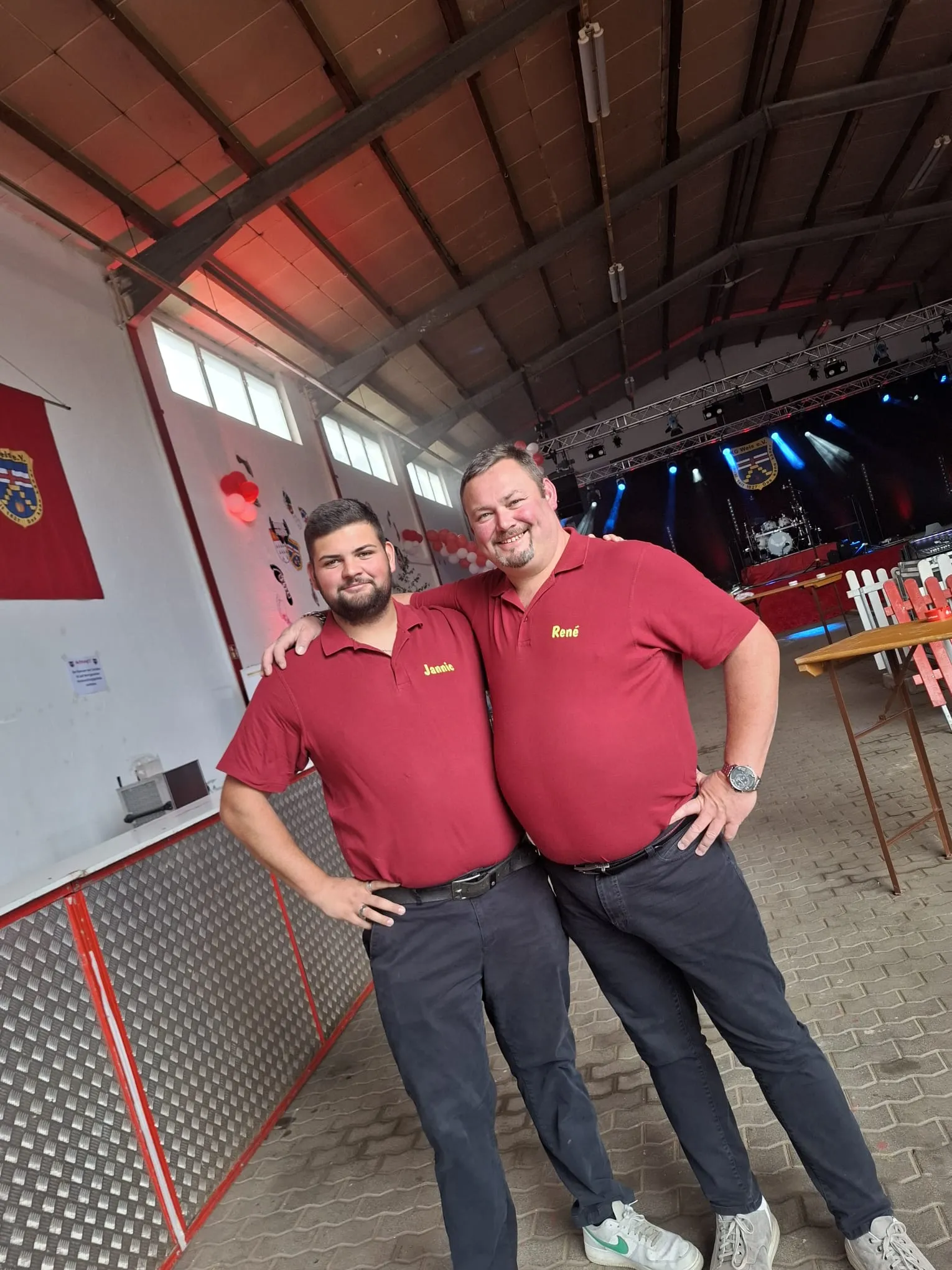 Mir Pääntz vom Wasserturm - Karnevalsverein - 2 Männer in Firmenhemden