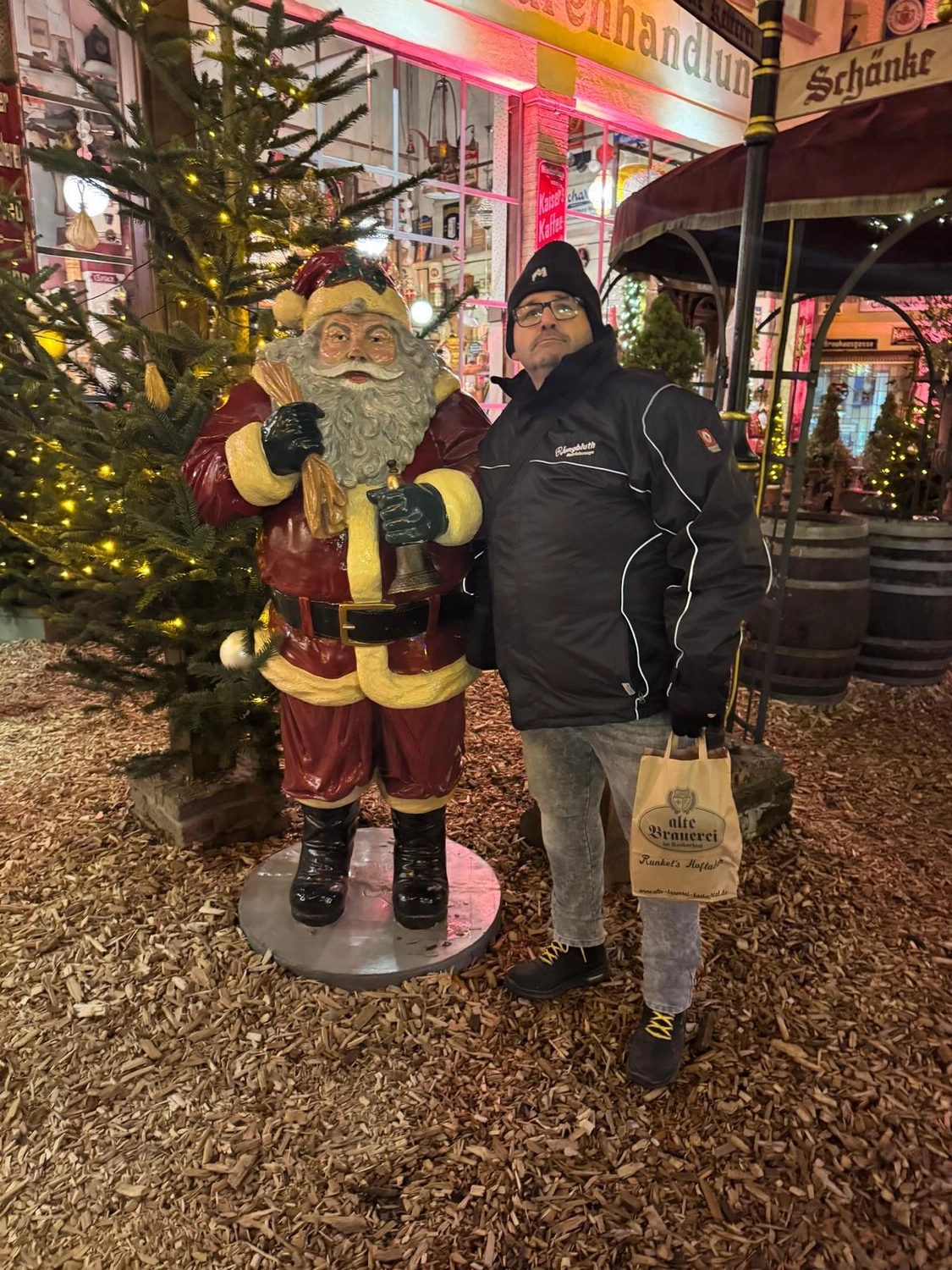 Mir Pääntz vom Wasserturm - Karnevalsverein - Veranstaltungen - Santa-Statue und Mann