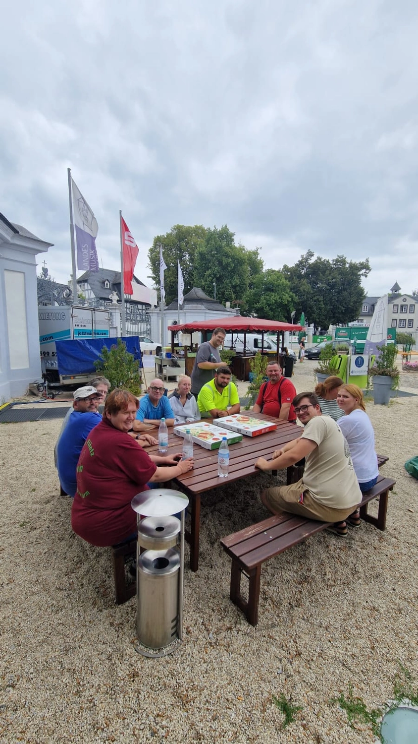 Mir Pääntz vom Wasserturm - Karnevalsverein - Veranstaltungen - Leute essen