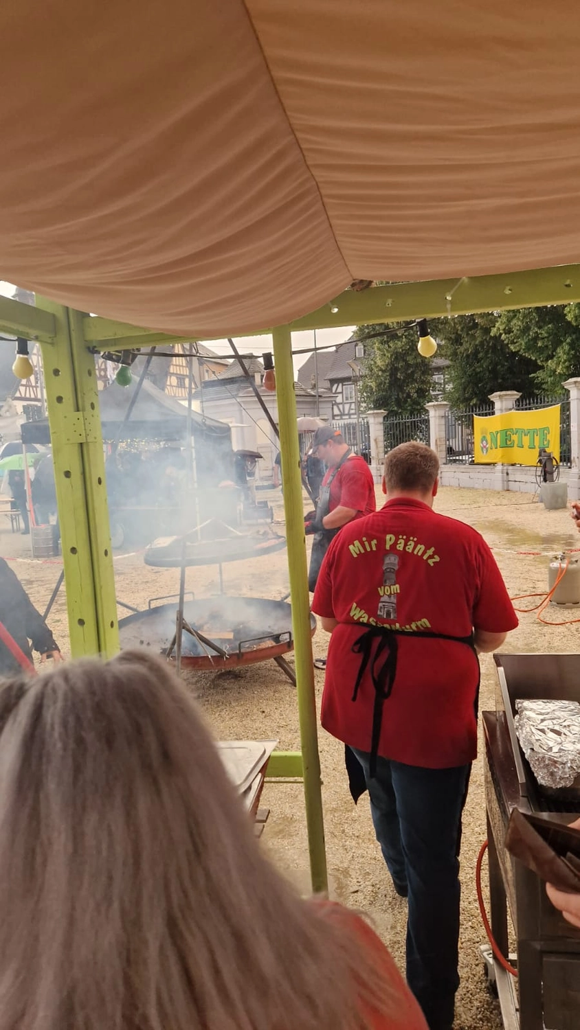 Essensstand, schlammiger Boden