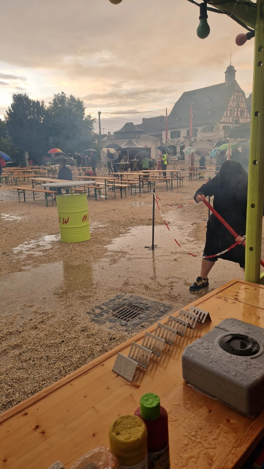 Essensstand, schlammiger Boden