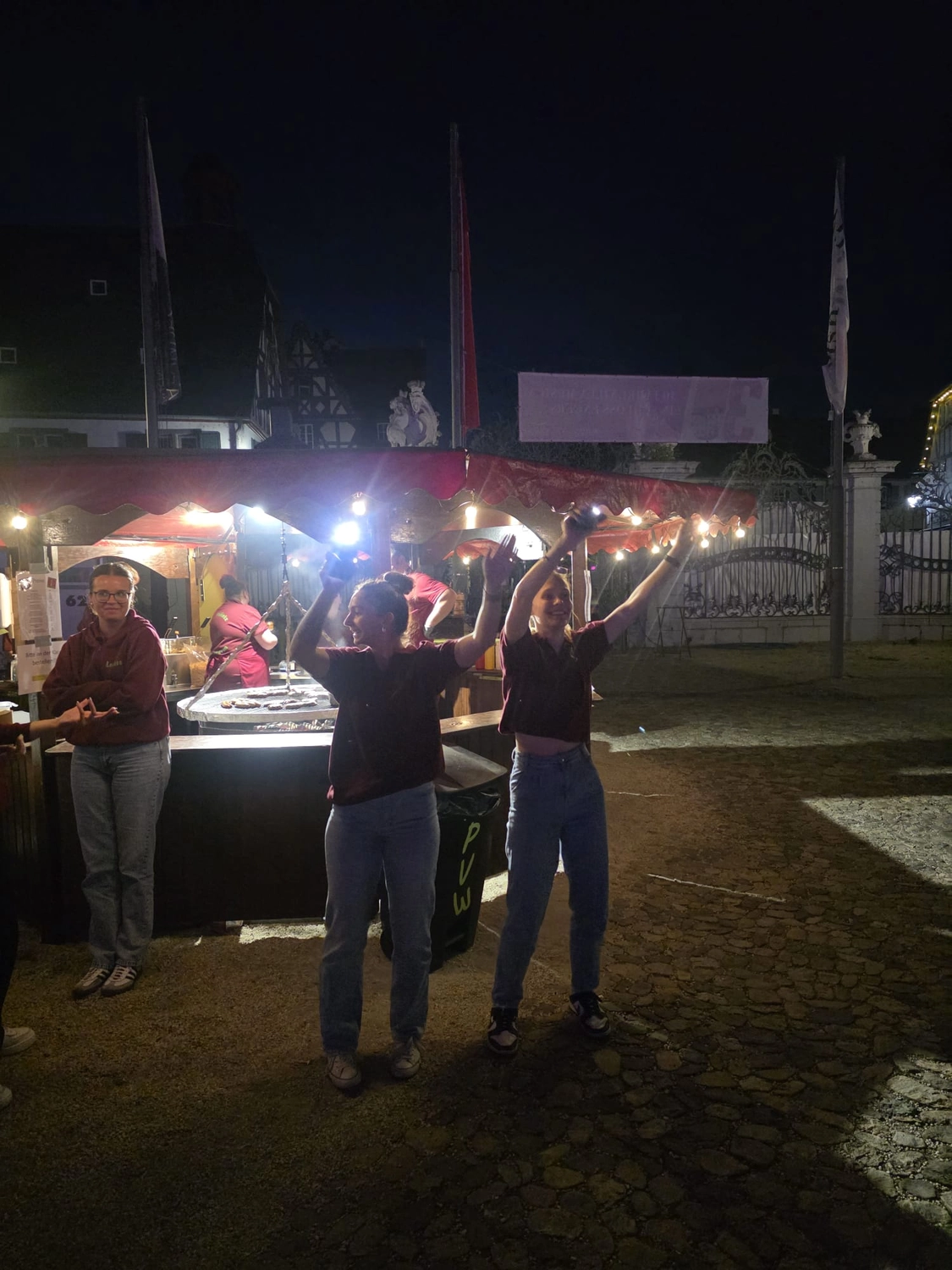 Mir Pääntz vom Wasserturm - Karnevalsverein - Mitglieder winken