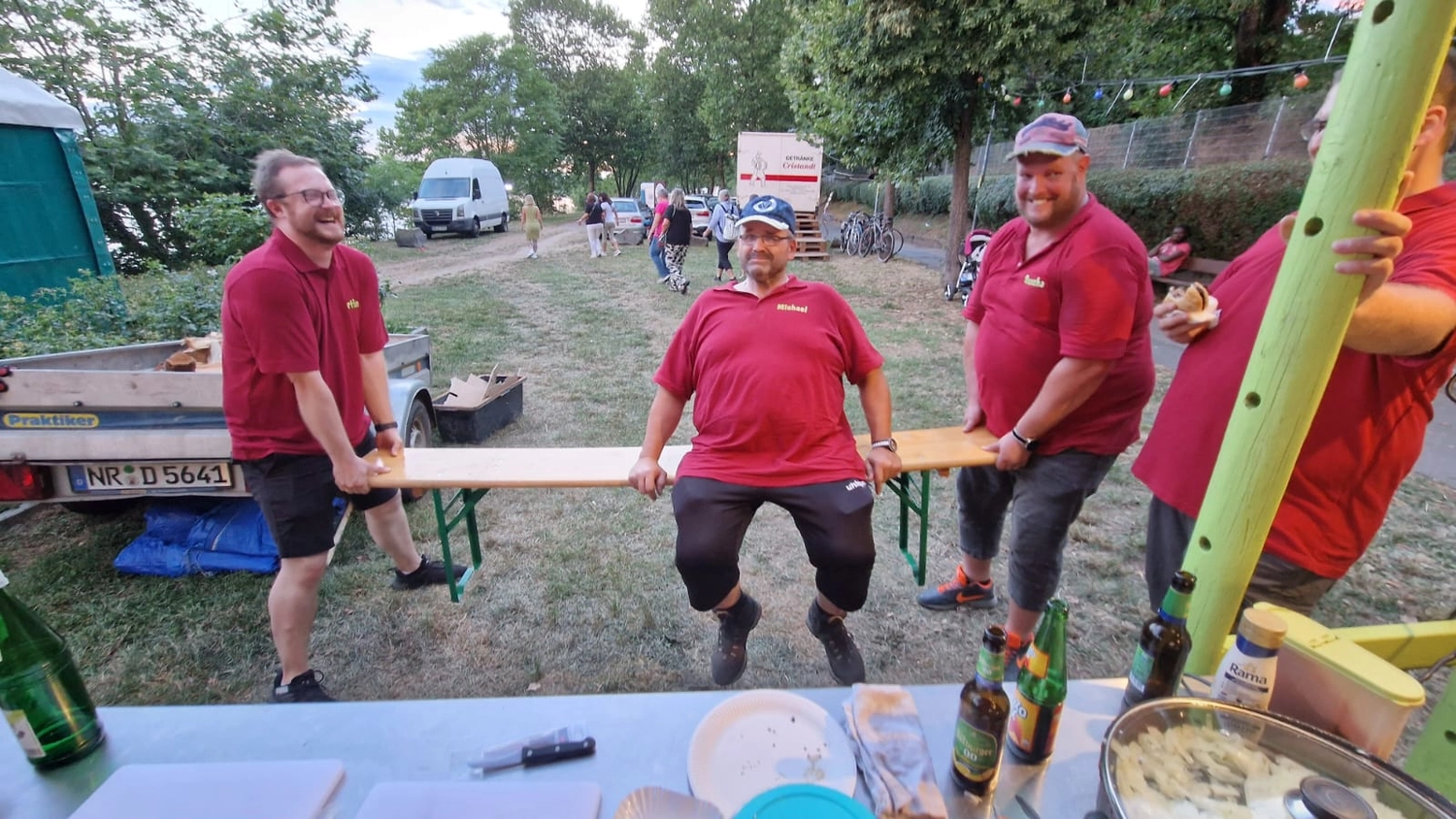 Mir Pääntz vom Wasserturm - Karnevalsverein - Mitglied sitzt auf Bank