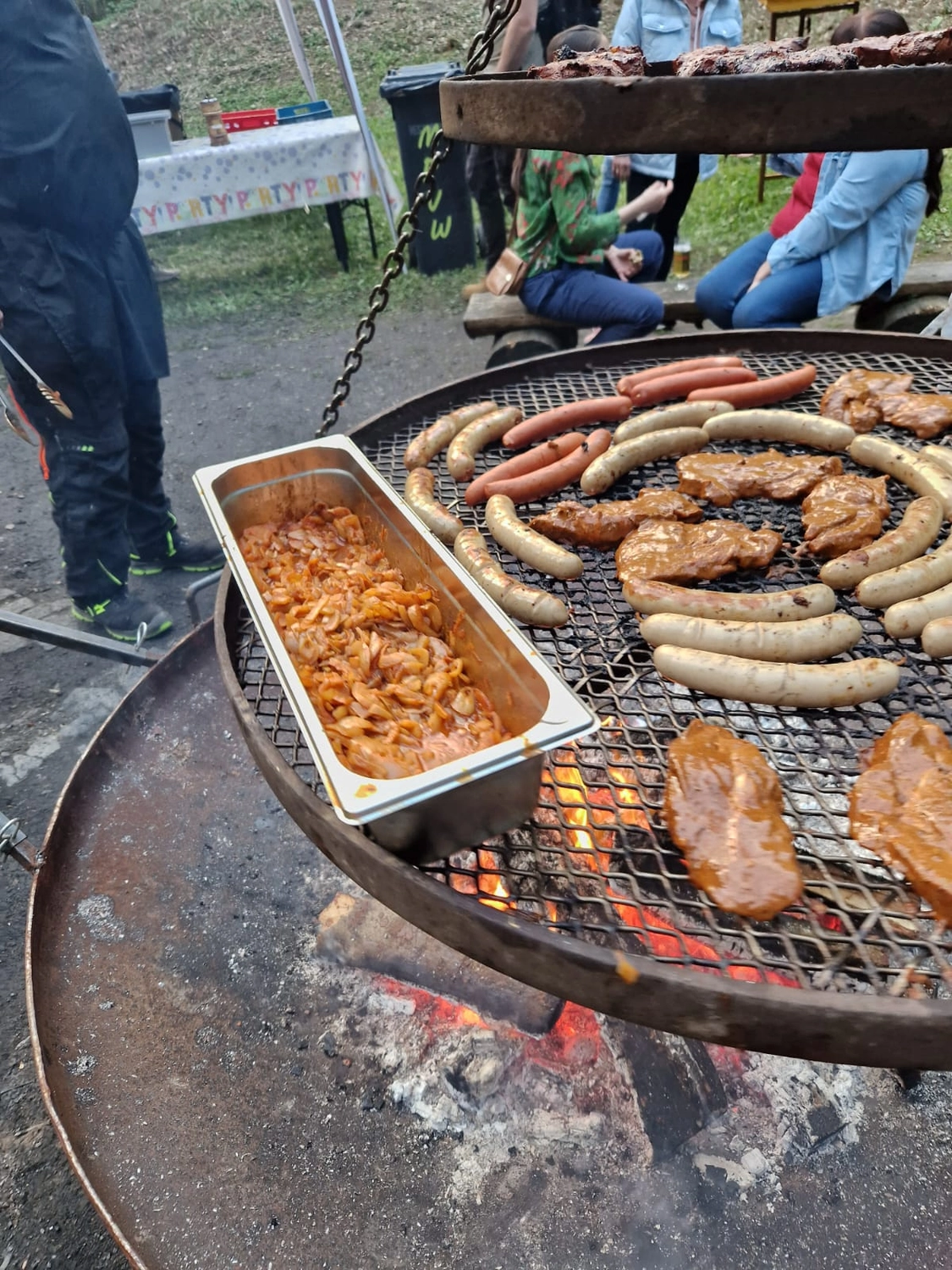 Mir Pääntz vom Wasserturm - Karnevalsverein - Veranstaltungen - Imbissstand grillt Würstchen