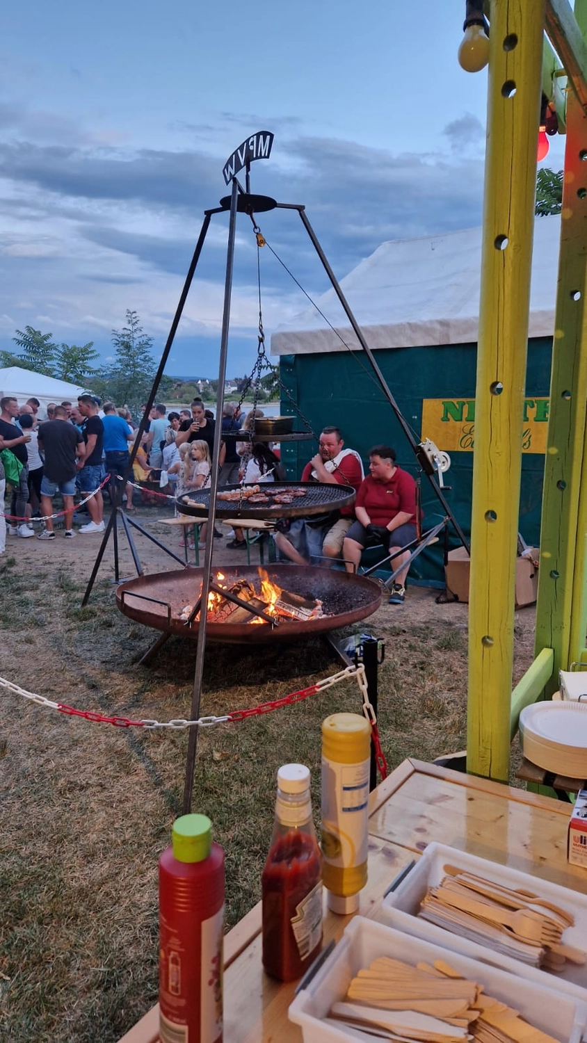Mir Pääntz vom Wasserturm - Karnevalsverein - Veranstaltungen - Imbissstand grillt Würstchen