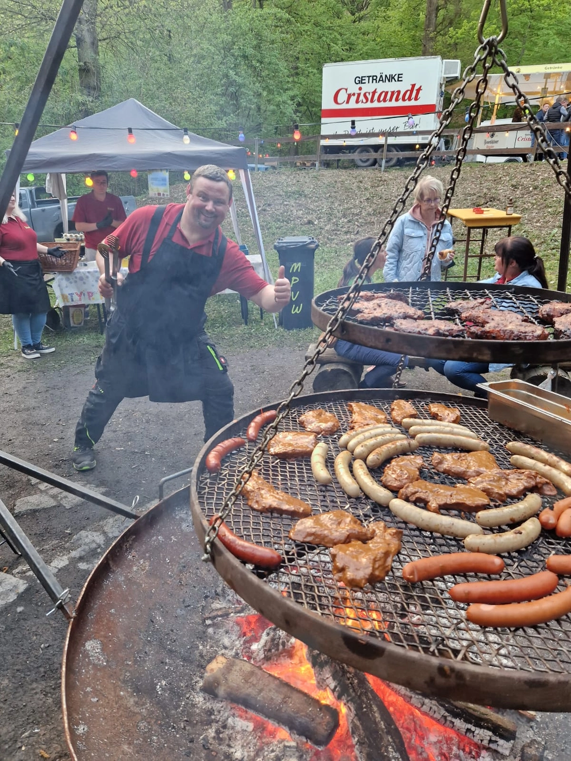 Mir Pääntz vom Wasserturm - Karnevalsverein - Veranstaltungen - Imbissstand grillt Würstchen