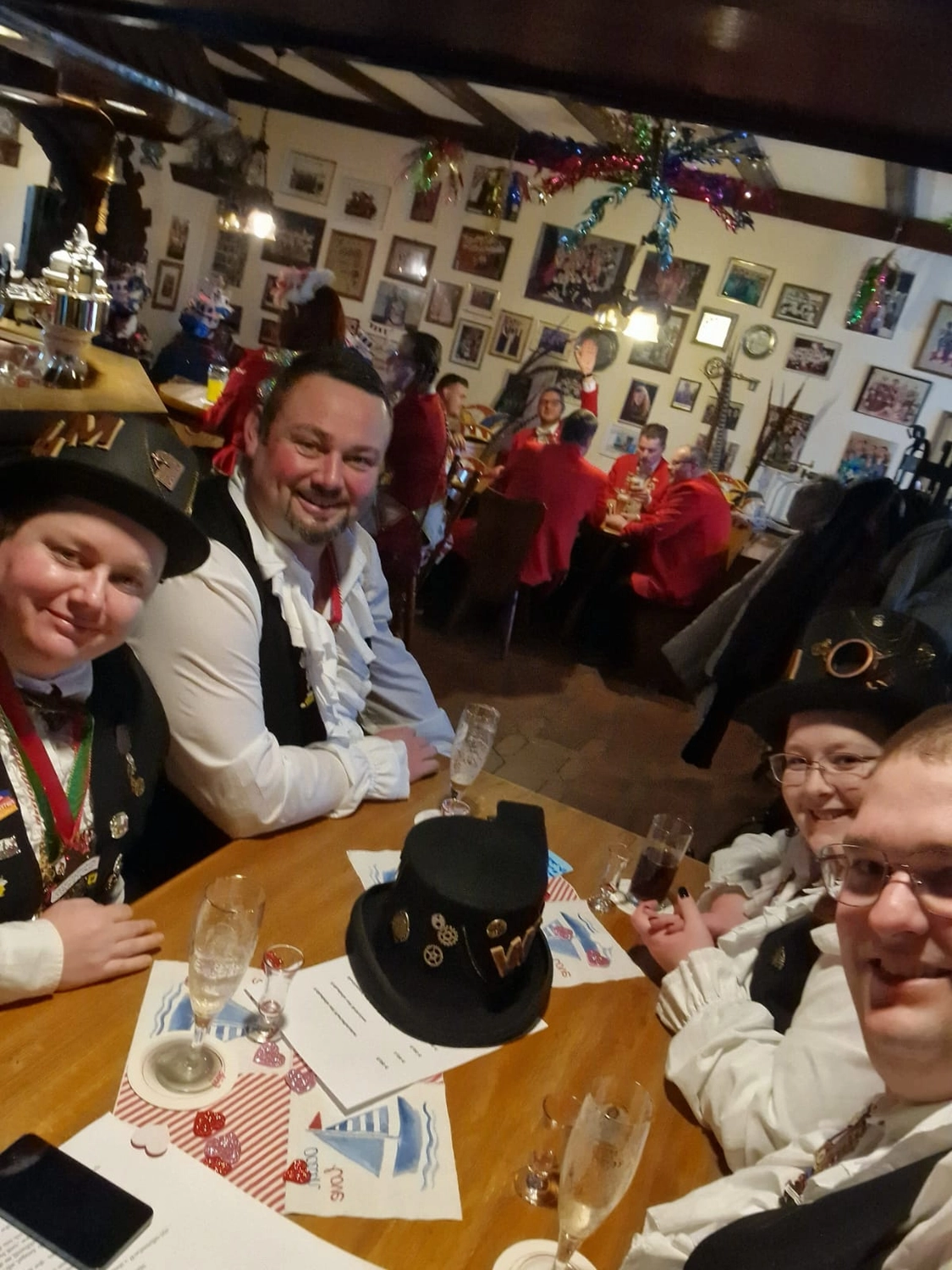 Mir Pääntz vom Wasserturm - Karnevalsverein - Leute essen